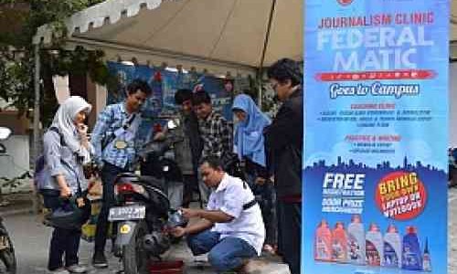 Journalism Clinic Federal Matic Bagi dan Ganti Oli Gratis di UGM