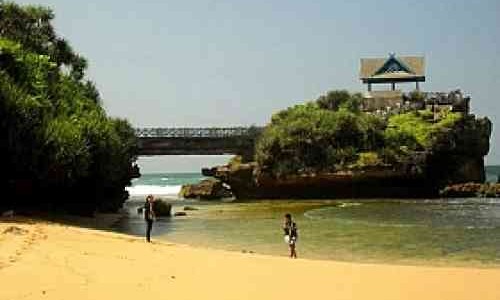 Pantai Bertebing yang Mempesona di Selatan Jogja