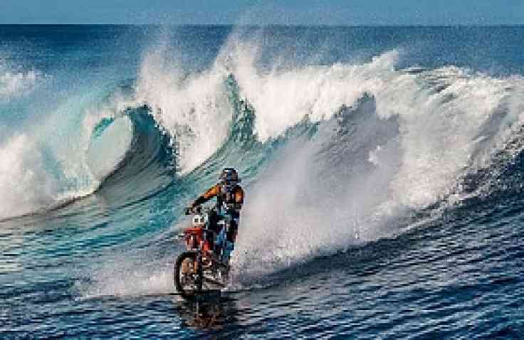 Butuh Waktu 2 Tahun, Robbie Maddison Sukses Berselancar di atas Air Pakai Motor