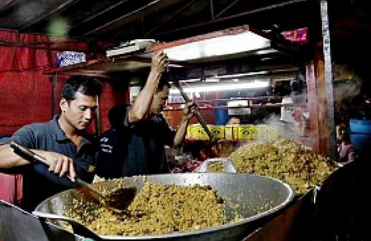 Nasi Goreng Kambing Kebon Sirih, Hadir Di Pinggir Jalan Kalahkan Restoran