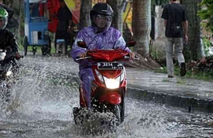 Libas Banjir Pakai Skutik, Aman Namun Tetap Ada Caranya