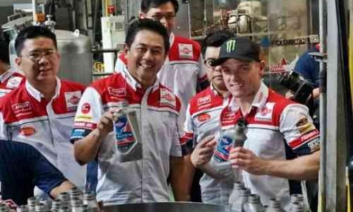 Melihat Proses Produksi Federal oil, Sam Lowes Sangat Antusias