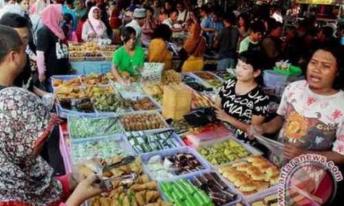 Jelang Akhir Pekan, Ngabuburit Berburu Takjil