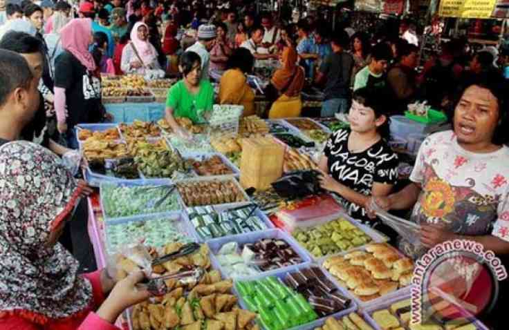 Jelang Akhir Pekan, Ngabuburit Berburu Takjil