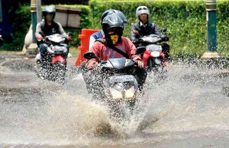 Berkendara Saat Hujan Dan Banjir, Lindungi Kaki Dari Bakteri Ini