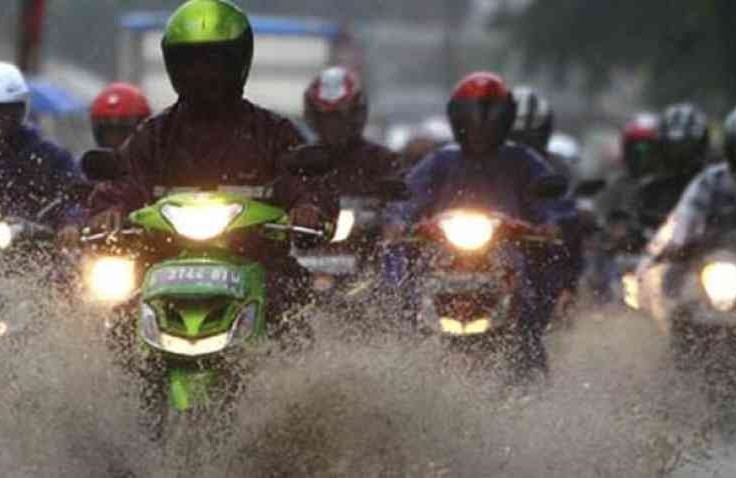 Hadapi Hujan, Jaket Saja Tidak Cukup 