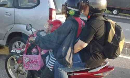 Ini Kebiasaan Naik Motor Yang Berbahaya, Jangan Ditiru Feders