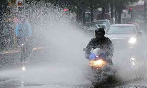 Trik Lewati Genangain Air Saat Hujan Deras, Waspada Hydroplaning