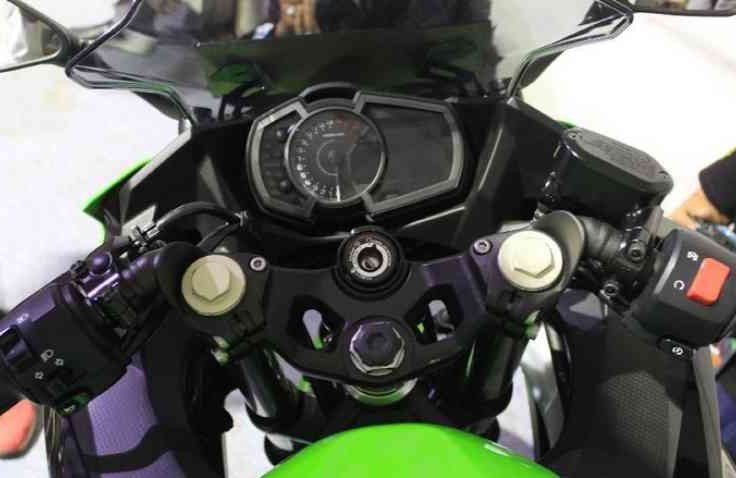 Turing Jauh Gak Masalah, Motor Sport Kawasaki Ini Punya Fitur Cas Hape