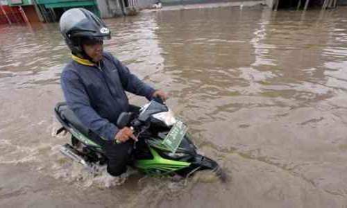 Pertolongan Pertama setelah Motor Menerobos Hujan Deras