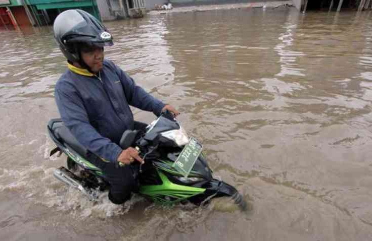 Pertolongan Pertama setelah Motor Menerobos Hujan Deras