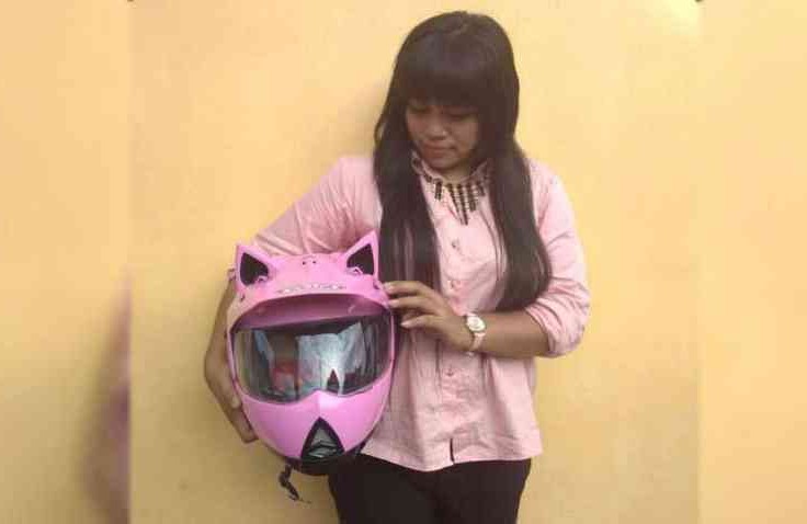 Lady Biker ini Merayakan #SpesialMoment Valentine dengan Cara Pakai Helm Custom Bertelinga, Lucu