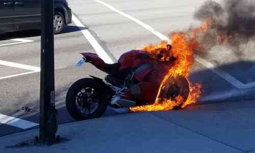 Waduh, Ducati Panigale ini Terbakar Ketika Berhenti di Lampu Merah