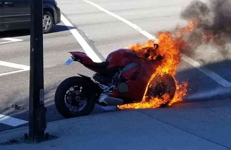 Waduh, Ducati Panigale ini Terbakar Ketika Berhenti di Lampu Merah