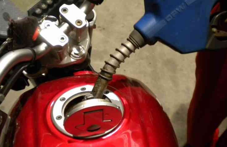 Benarkah Sering Ganti Bahan Bakar Bisa Bikin Motor Cepat Rusak ?