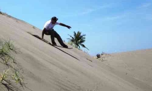 Menikmati Keindahan Pantai Sambil Seru-Seruang Main Sandboarding di Gumuk Pasir