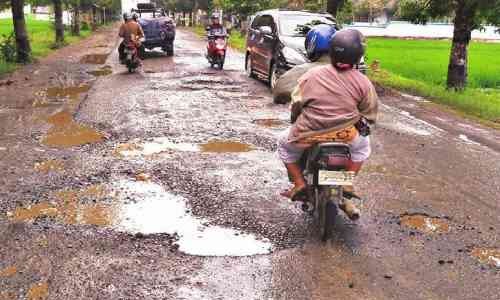 Supaya Aman Melintasi Jalan Rusak, Begini Tipsnya