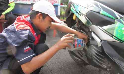 Dampak Buruk Jika Motor Sering Telat Ganti Oli Mesin