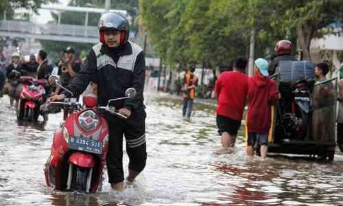 Begini Cara Mengatasi Motor Mogok Usai Terobos Banjir