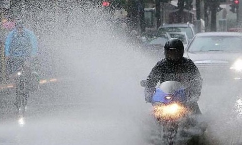 Tips Berkendara Aman Saat Hujan, Bisa Cegah Hydroplaning