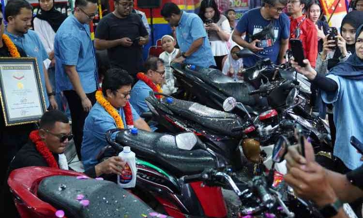 Cetak Rekor Muri, Dewa Motor Indonesia dan Federal Oil™ Berikan Oli Mesin dan Servis Gratis kepada 10.100 Orang bersama Arief Muhammad
